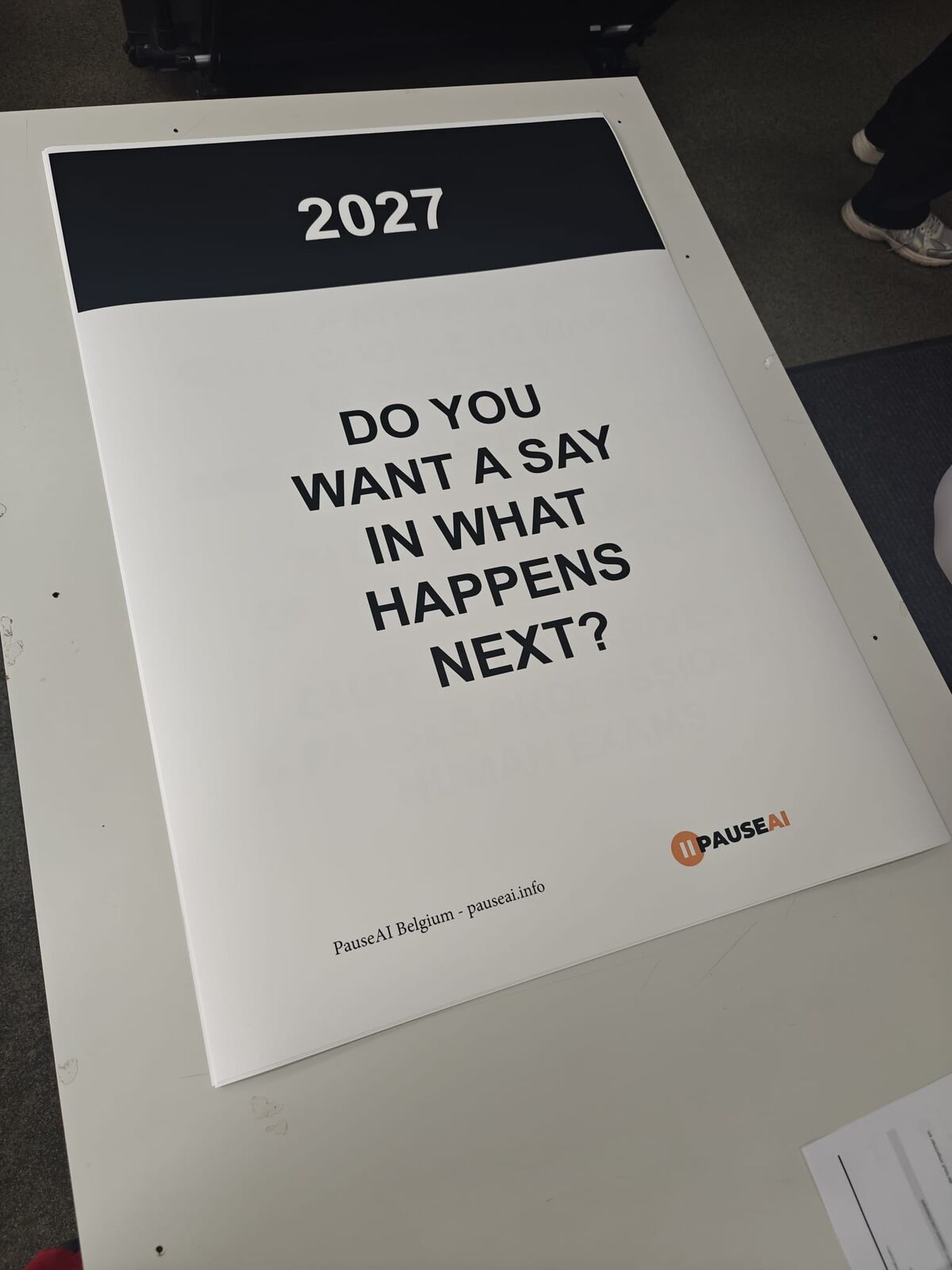Une affiche imprimée en noir et blanc sur laquelle on peut lire : « 2027. Souhaitez-vous avoir votre mot à dire sur ce qui va se passer ensuite ? »